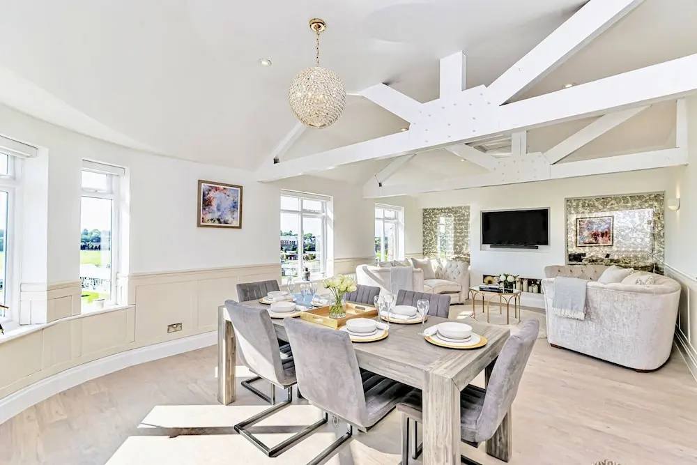 The POPULAR Chester Racecourse Apartments, Sleeps 4, FREE Parking