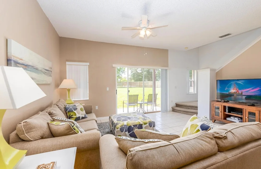 Cozzy Townhouse 3bdr 2Bth With Clubhouse pool and amenities, near Disney