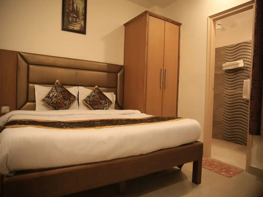OYO 4300 Hotel The Royal Placid