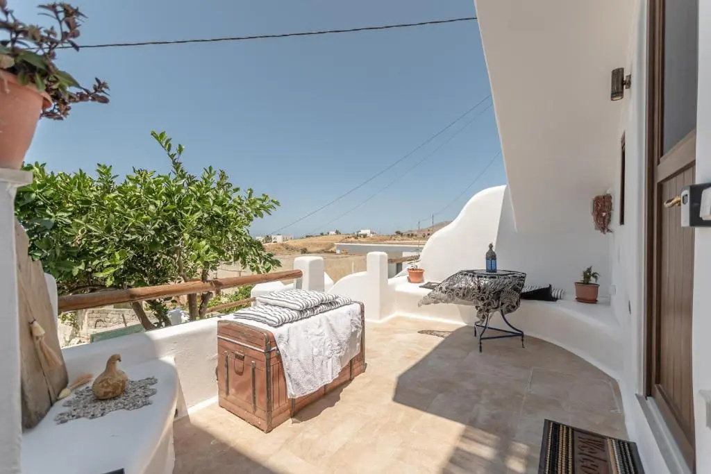 White Luxurious Apartment IΙI