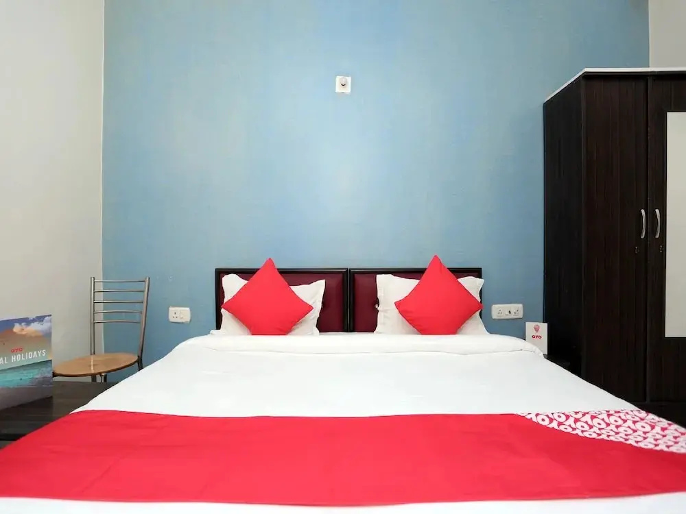 Goroomgo Pushpa Palace Mathura