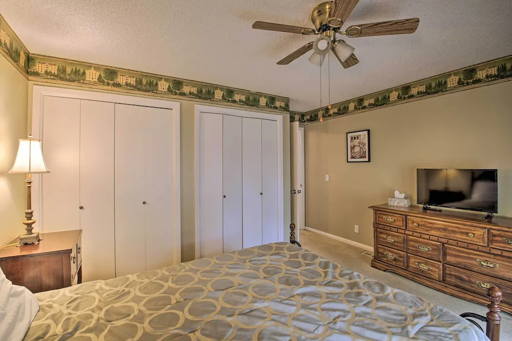 3 Mi to Golf Hot Springs Village Retreat with Deck