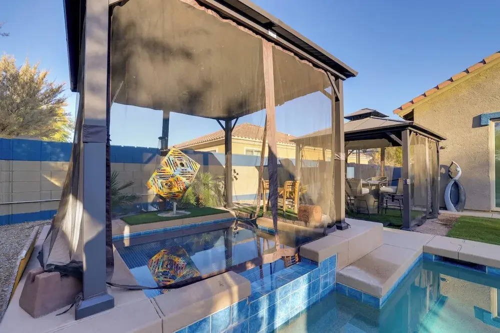 Putting Green & Hot Tub: Goodyear Retreat!