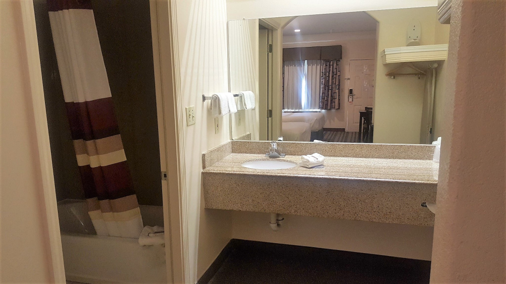 Red Roof Inn & Suites Houston - Humble/IAH Airport