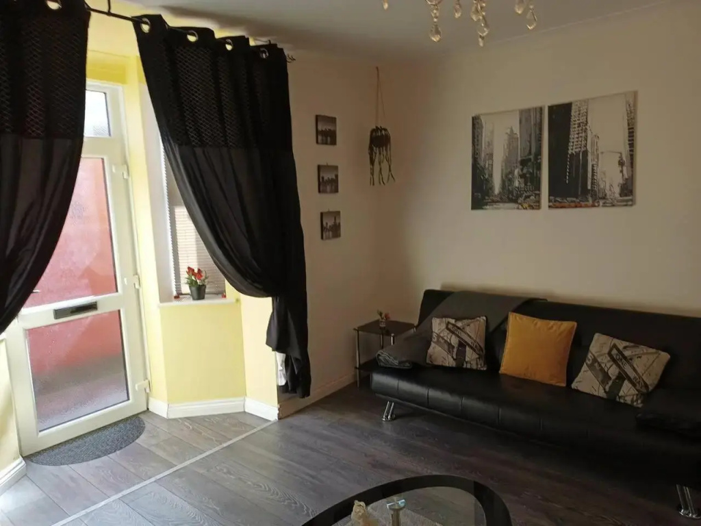 Beach Apartment - Sleeps 4, Garden & Parking