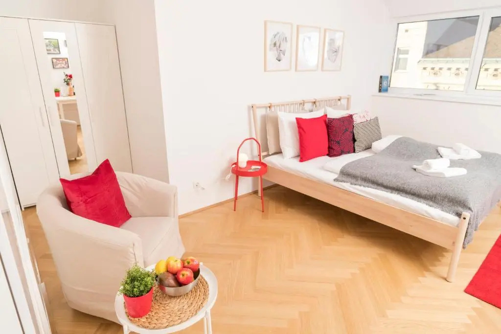 Red Monkey Vienna Apartment by ichbucheAT