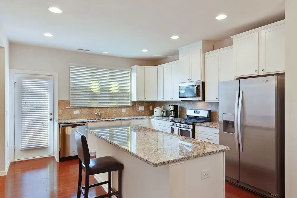Delightful Pet Friendly Home In Great Location! 4 Bedroom Townhouse by Redawning