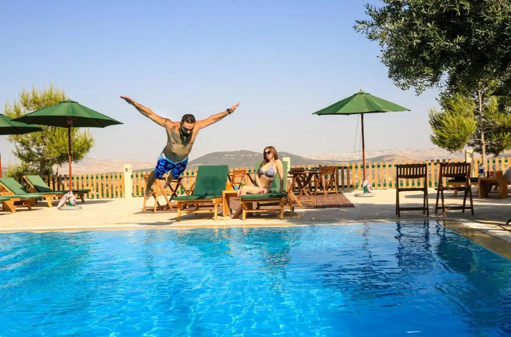 Mountain Breeze Lodge & Resort