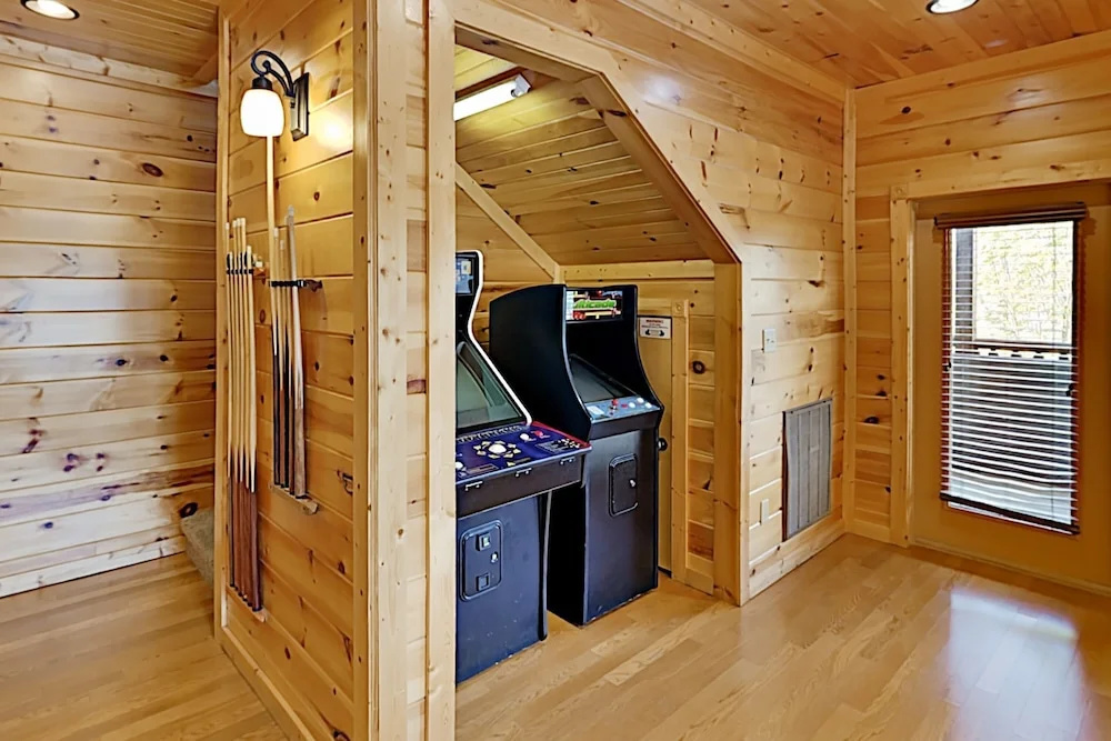 Gatlinburg Falls W/ Hot Tub & Big Views! 2 Bedroom Cabin