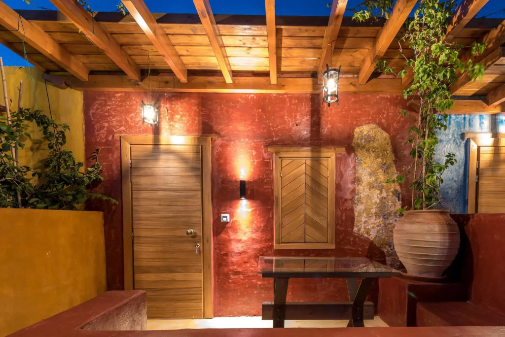 10GR Boutique Hotel & Wine Bar