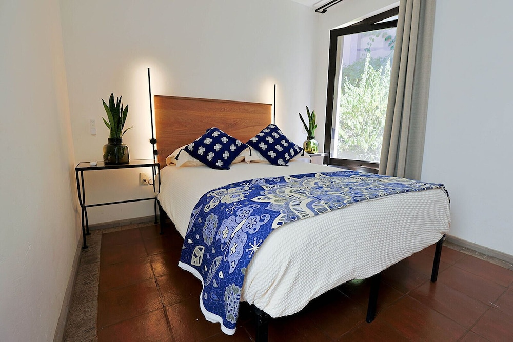Angelic 2BR Nest - Pool & Hot Tub - Gated Village