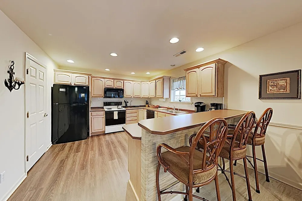 New Listing! Canalfront All-suite: Steps To Beach 5 Bedroom Home