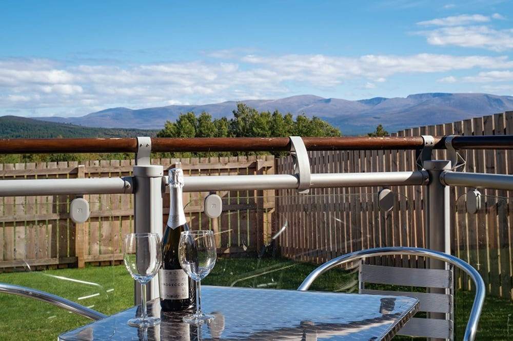 Snowmass Lodge - hot tub in Aviemore