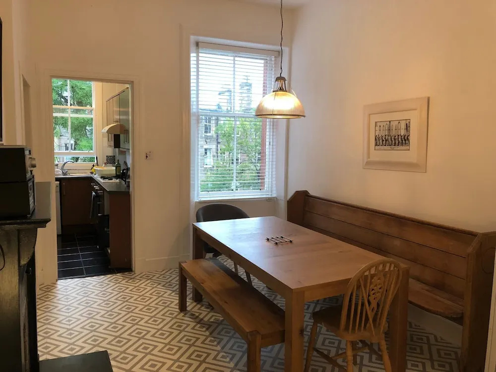 Traditional 3 Bedroom Tenement in Marchmont