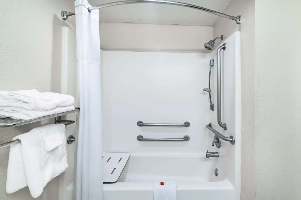 Red Roof Inn & Suites Hinesville