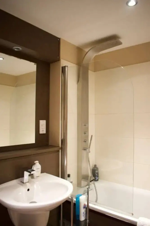 Super Central City Apartment - 1 Bedroom, Sleeps 4