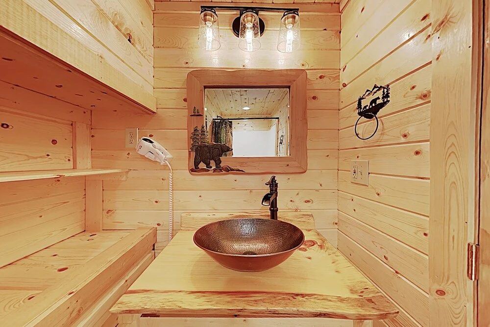 New Listing! Luxe W/ Hot Tub & Cinema Room 5 Bedroom Cabin