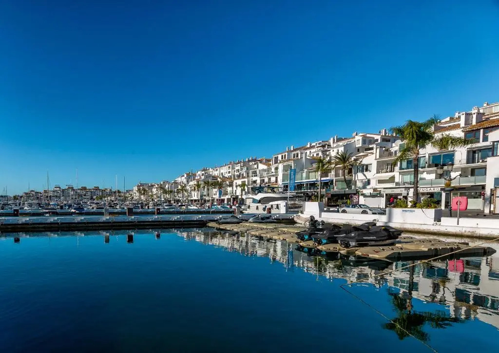 Puerto Banus first line with sea and Marina views