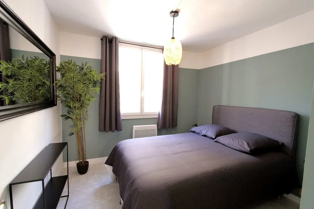 Quiet apt downtown with airco and a balcony