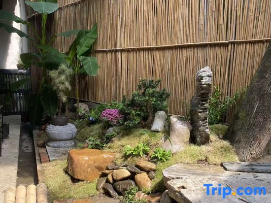 Taohuatan Scenic Area Fangcunzhijian Homestay (Shuidong Old Street Branch)