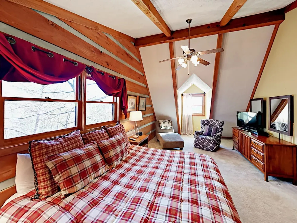 1065 E Foothills Dr Cabin 3 Bedrooms 3 Bathrooms Cabin