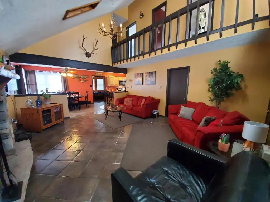 Chalet renovated Near Casino, Camelback , Kalahari 4bdrms firepit hot tub game room