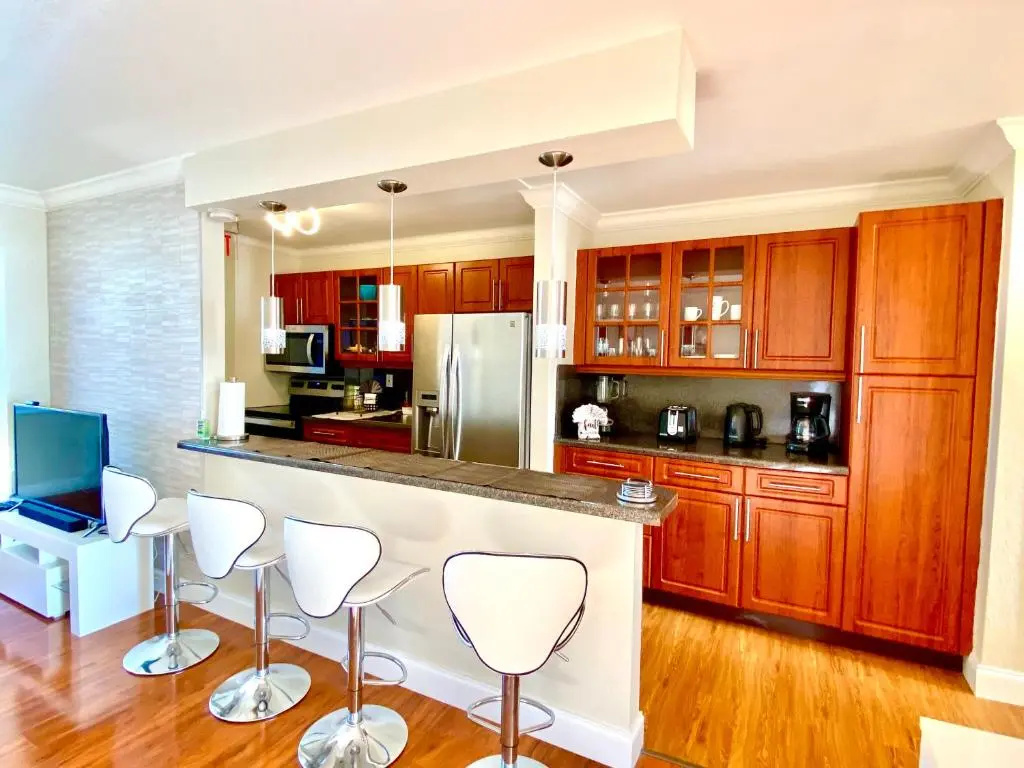 Deluxe waterfront one bedroom apartment with pool and free parking 5 mins drive to Miami Beach
