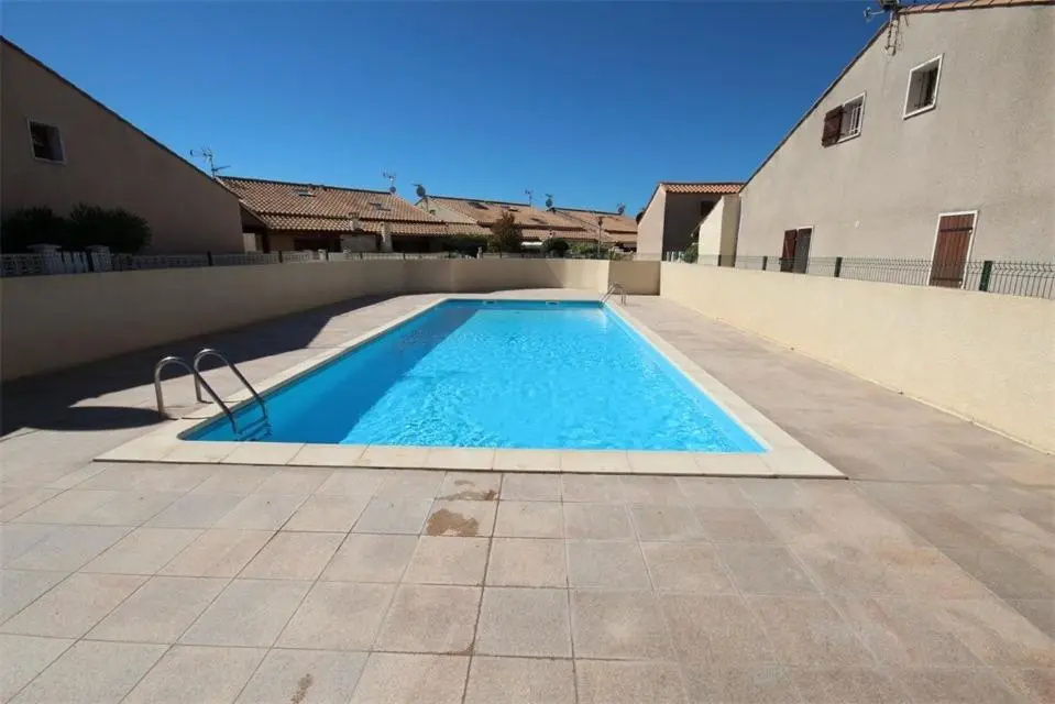 Villa d'angle 5 couchages terrasse Sud parking dans résidence sécurisée piscine commune 400m de la mer LRJP123