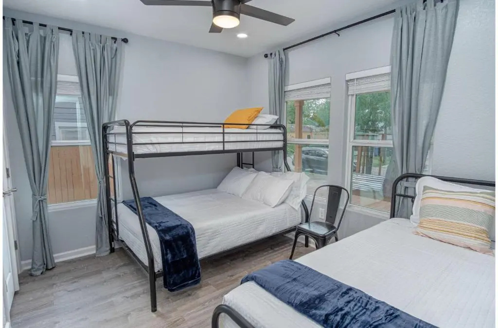 Newly Remodeled 4BR 2BA Near Amazing Downtown