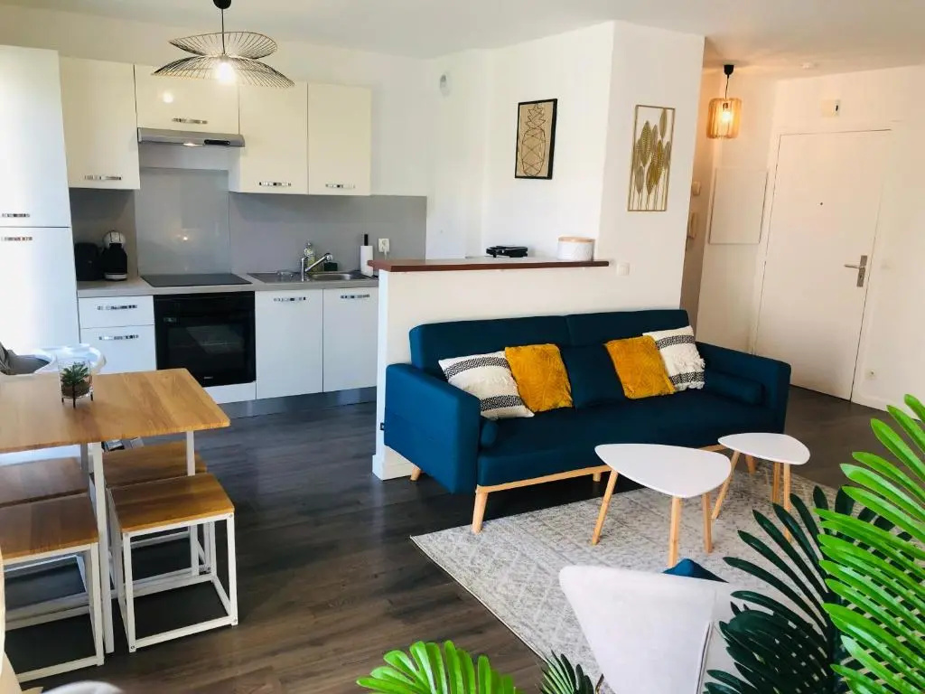 7 minutes Disney/Netflix/Terrace/Car park