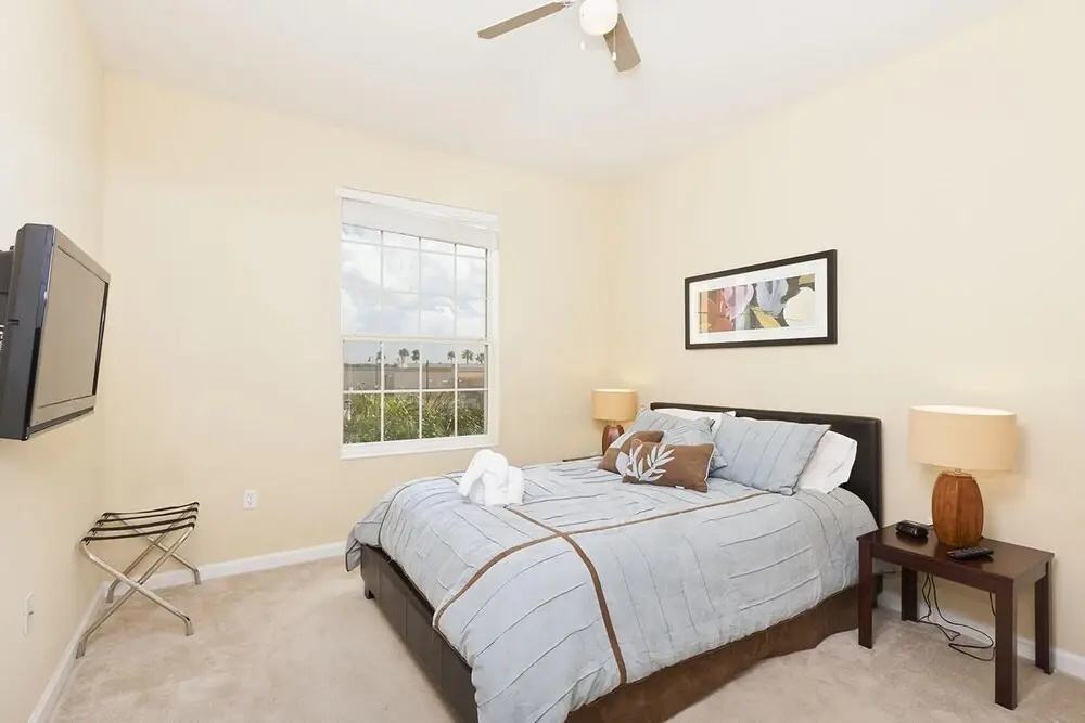 2Br 2bath Condo w Balcony 5min Conv Center 1496ft