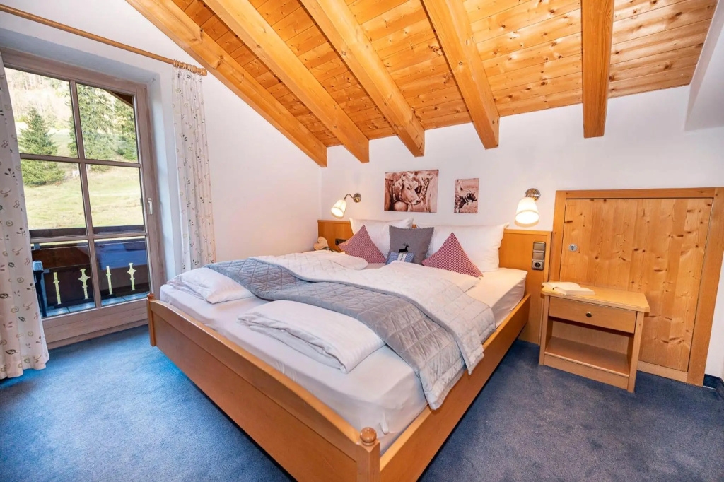 Gemütliche Ferienwohnung Bergwiese, 2-Raum, separates Schlafzimmer, schönen Balkon oder Terrasse, Komfort Ausstattung, ruhige Lage, kostenfrei WLAN, Sauna im Landhaus, Brötchenservice, Parkplatz kostenfrei, Hunde auf Anfrage, Tankstelle für E-Autos