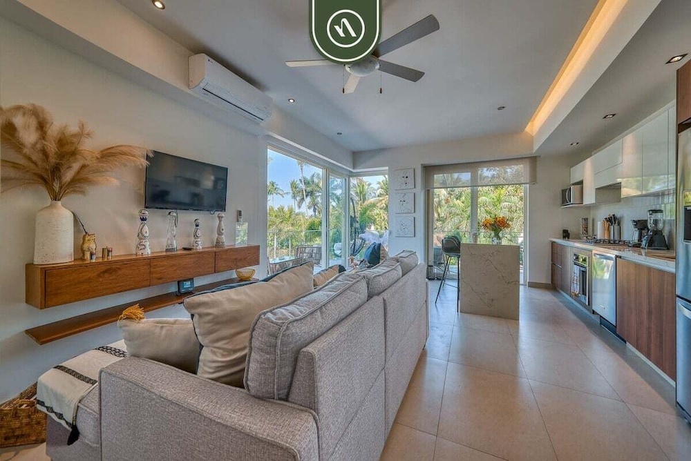 2BR Condo With Rooftop Pool - 2 Min Walk to Beach