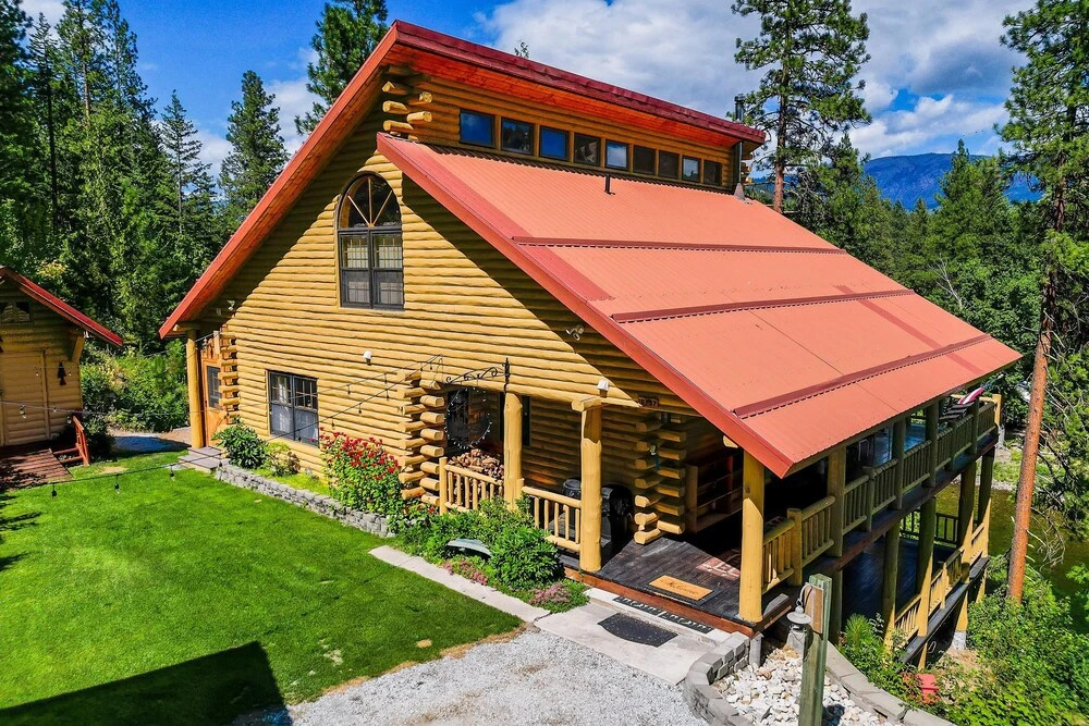 Log Cabin w/ Private Hot Tub on Wenatchee River!