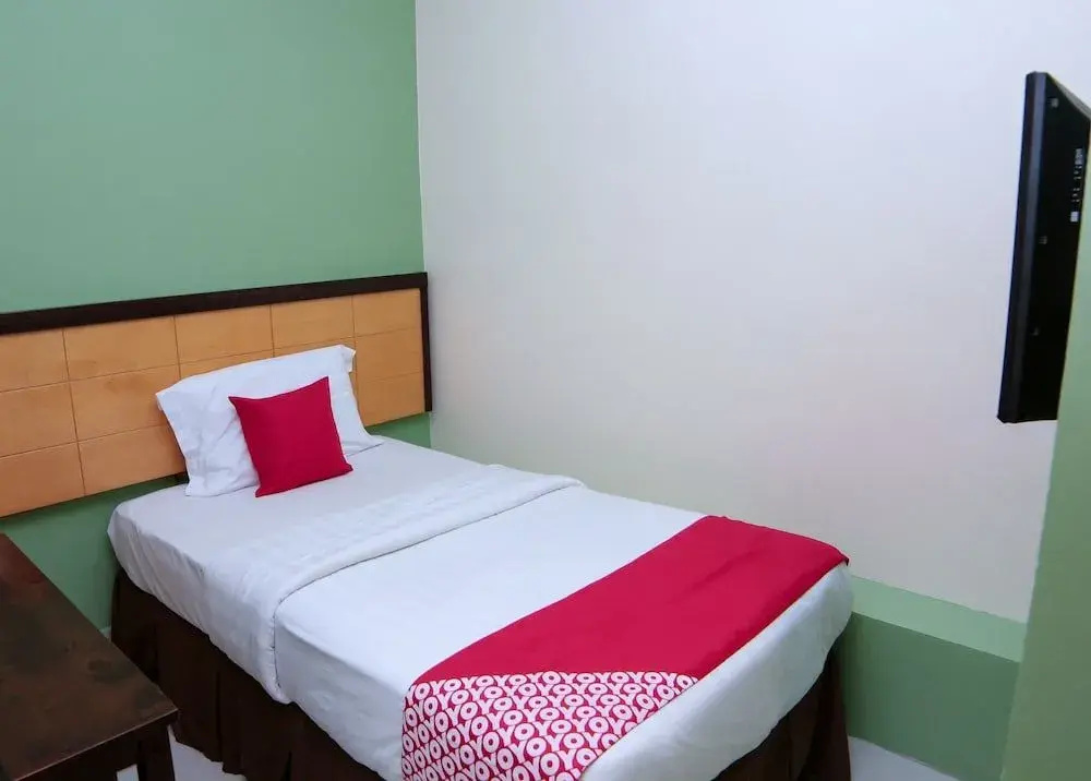 OYO 44054 Holiday Mansion Inn
