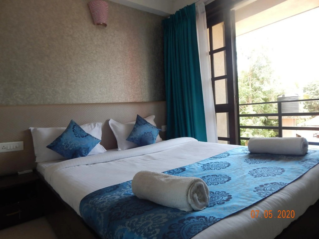 Woodside Retreat Serviced Apartments, 100 meters from baga river