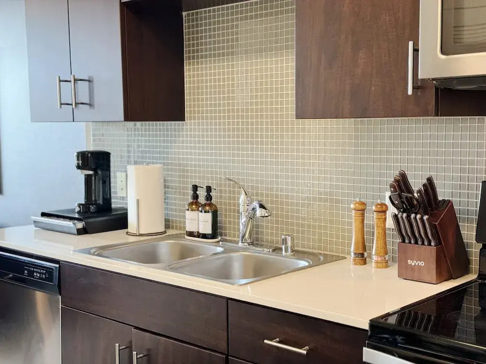 Beautiful 1 BR in LA Gym Pool 10mins to Cedar