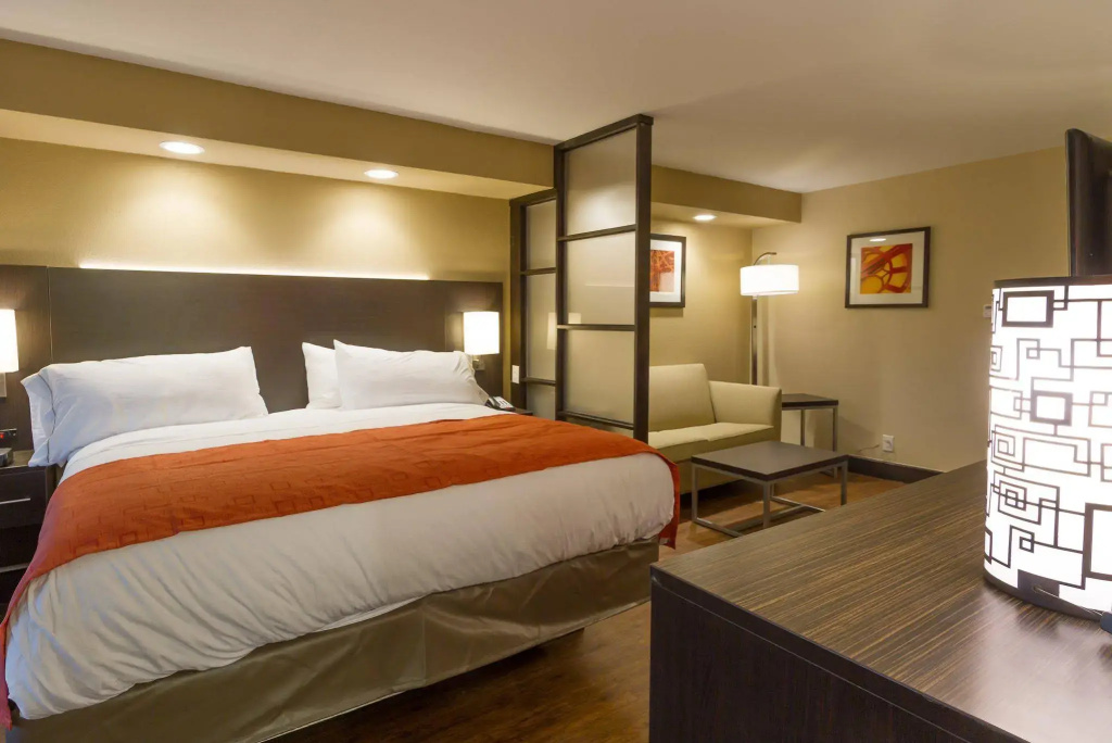 Holiday Inn Express & Suites San Antonio Medical - Six Flags by IHG