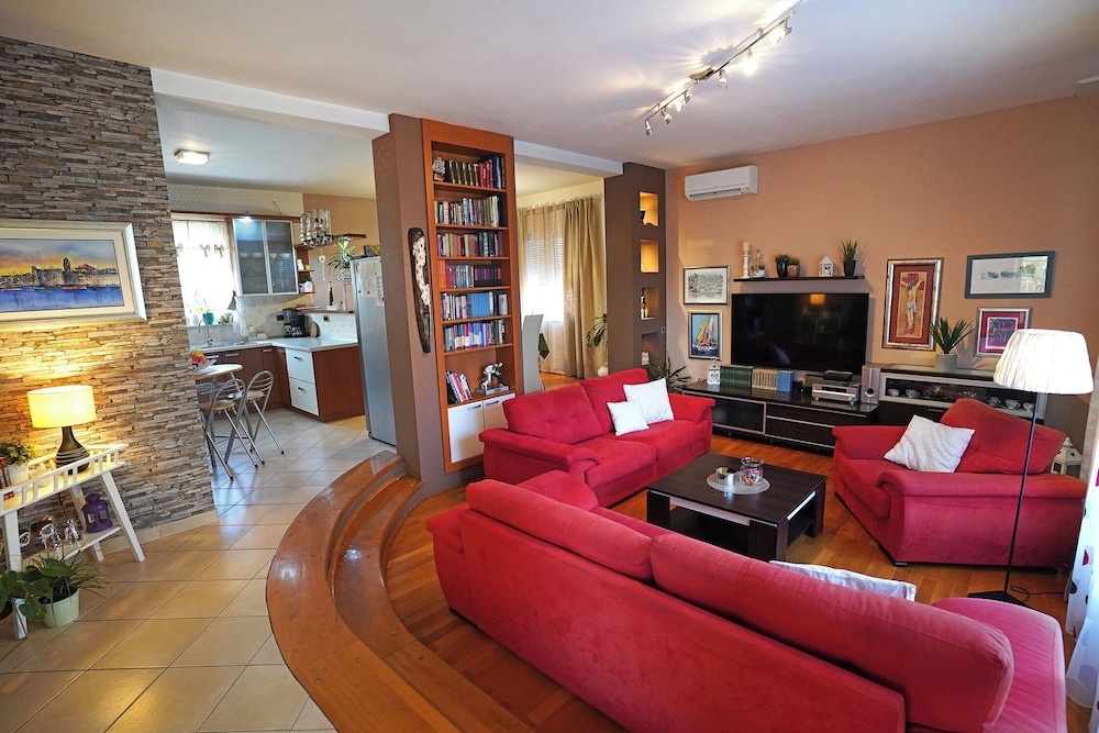 House Tago