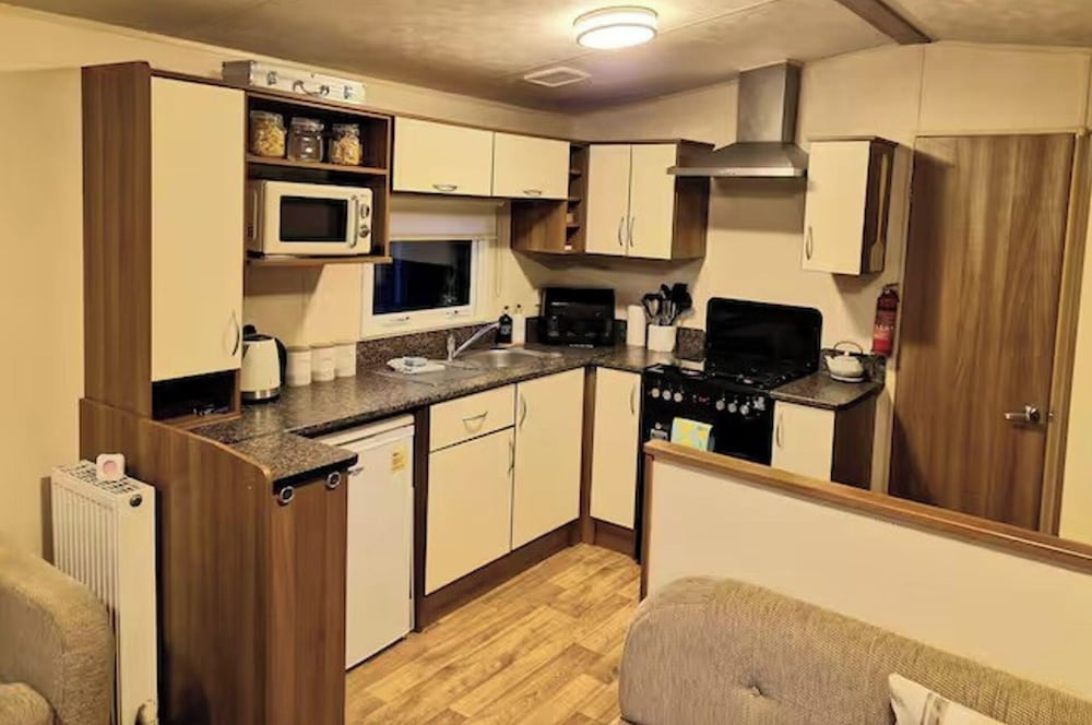 Cabin- Sleeps 8- Hot Tub, Free Parking, Wifi, Pets