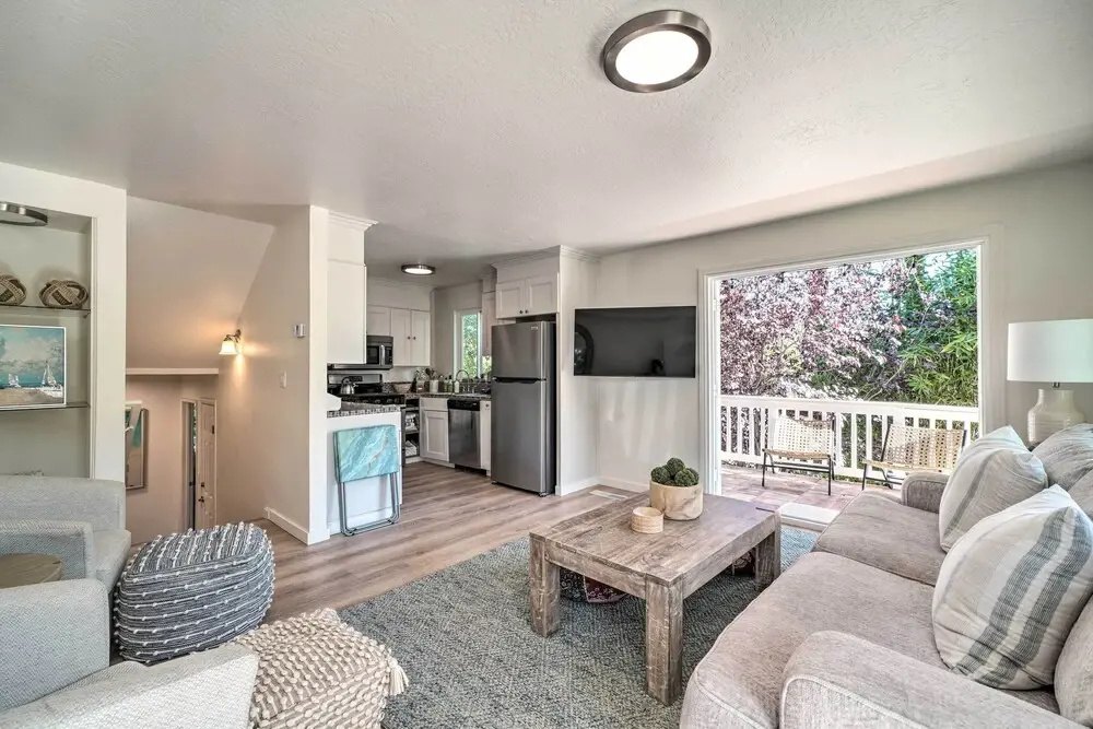 Cozy Cali Condo, Walk to Summerland Beach!