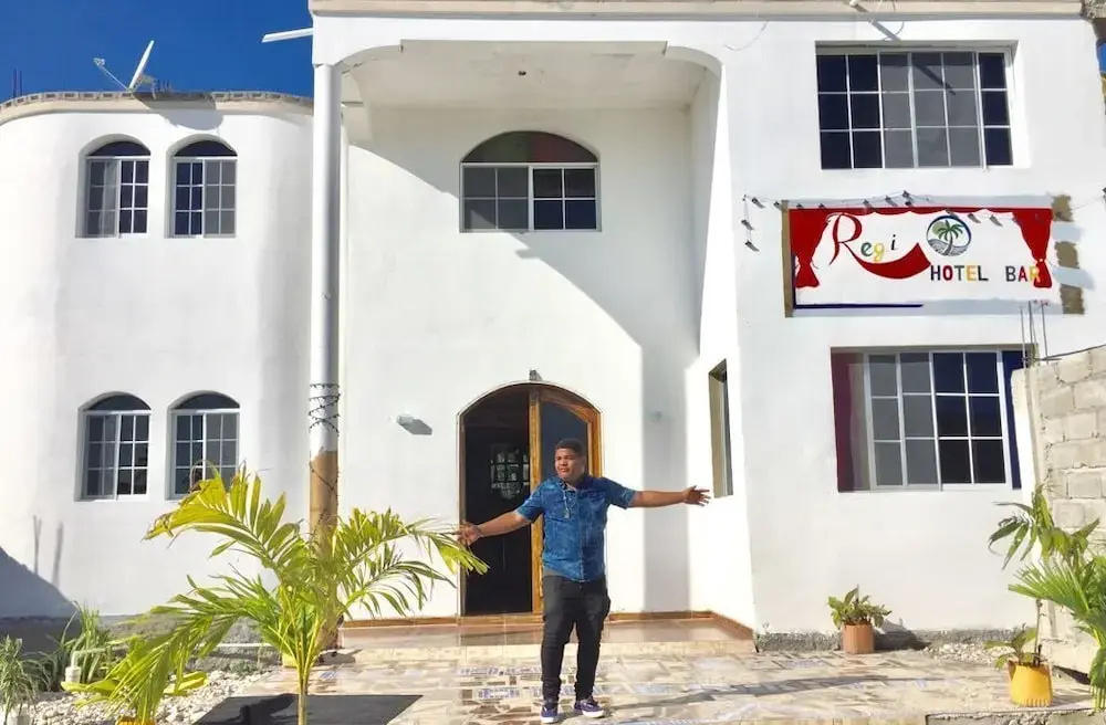 Regi Hotel & Bar