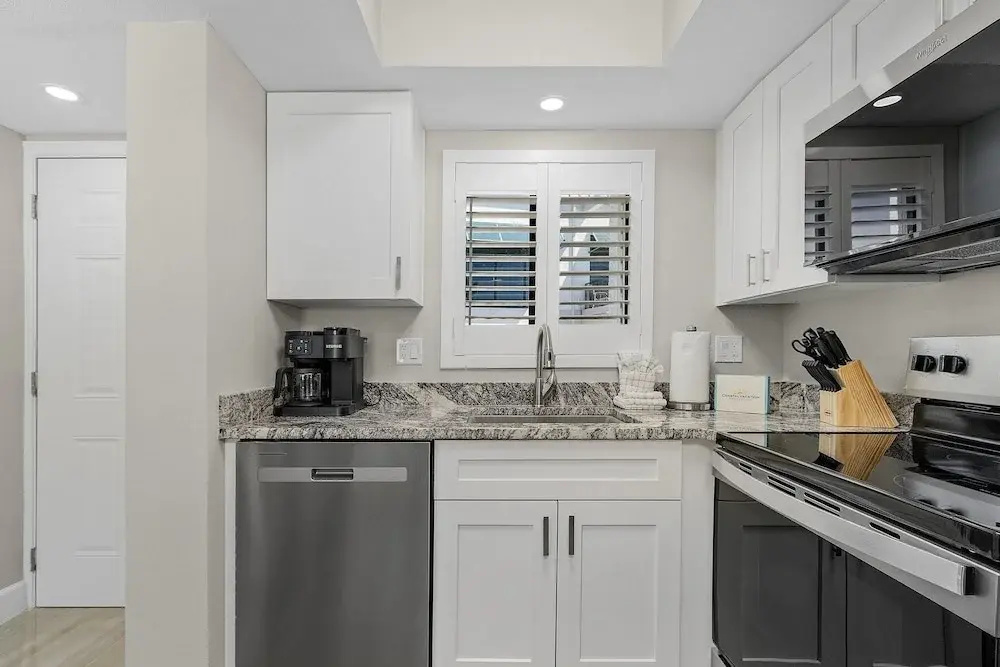 Seaside 101: Oceanview 2br/2ba Condo With Pool, Steps To Beach 2 Bedroom Condo