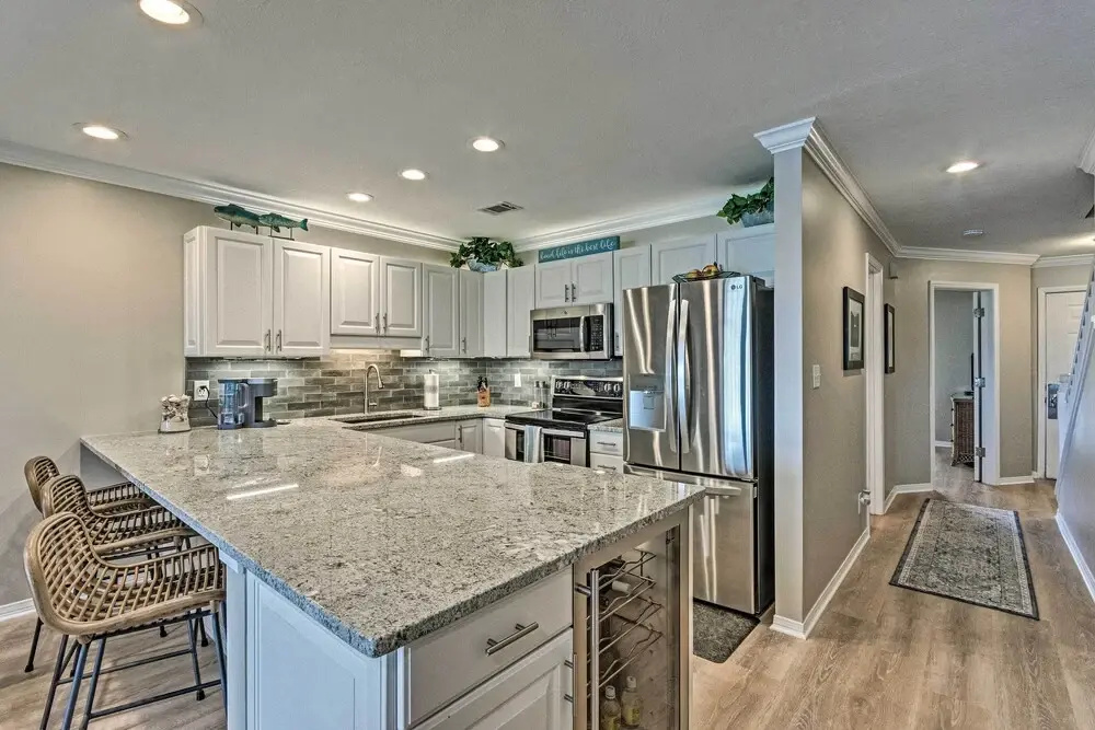 Beachy Lakefront Escape - Walk to the Shore!