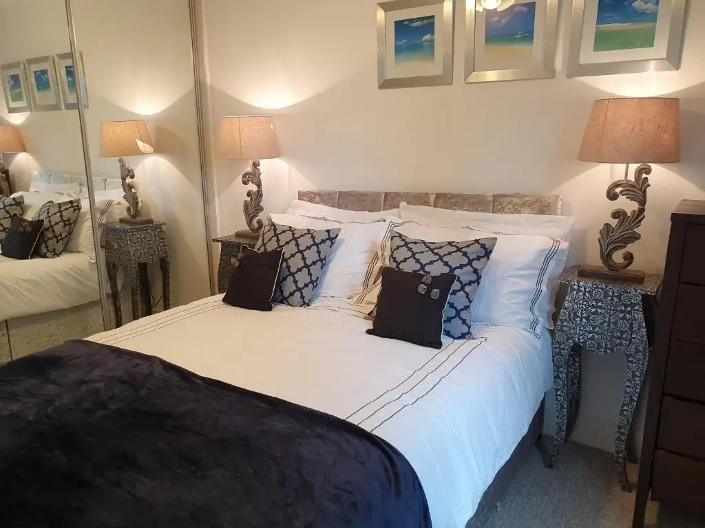 1 Bed Suite, Waterside, Canary Wharf
