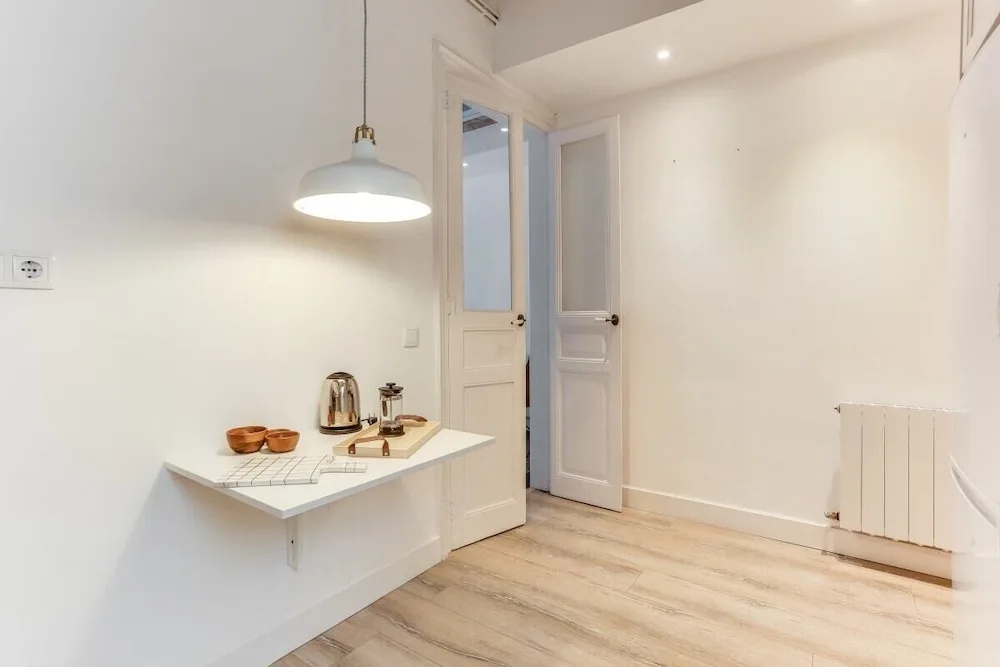 Bright 2 Bed Easily Connected to the Center