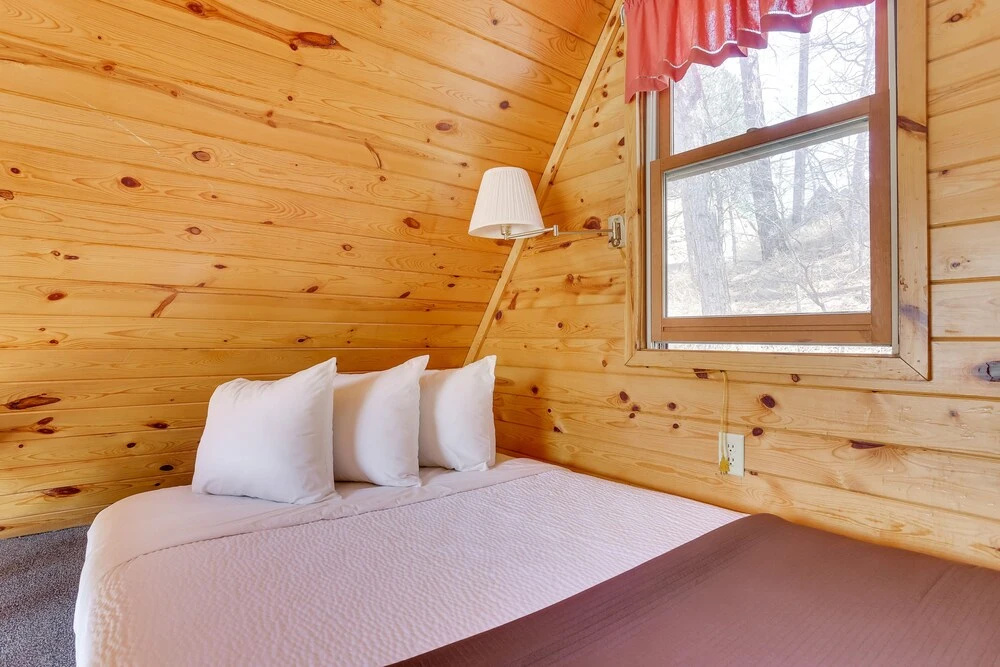 Cozy Keystone Cabin: Hot Tub, 3 Mi to Mt Rushmore!