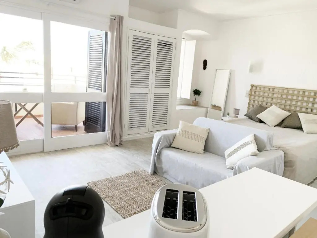 Seaview Studio - 10 Min. Beach, Private Condo, Pool, Grill & Free Parking