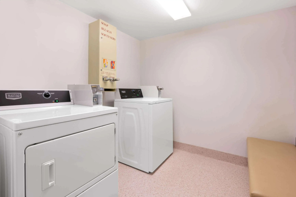 Super 8 by Wyndham Winnipeg West