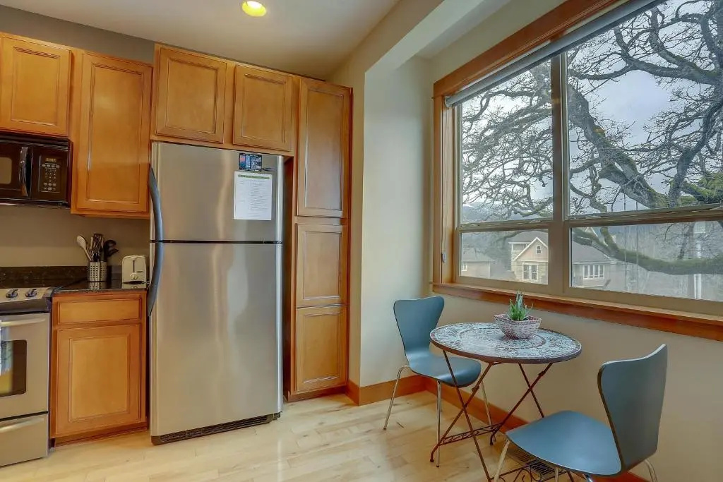 Spacious B2 Townhome with Fireplace and BBQ on the Deck by RedAwning